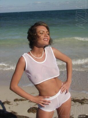 Ultra-cutie Crissy Moran loses her tee-shirt and reveals her