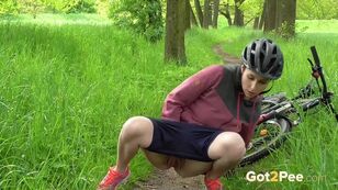 Solo chick Antonia Sainz cowers for a urinate while biking