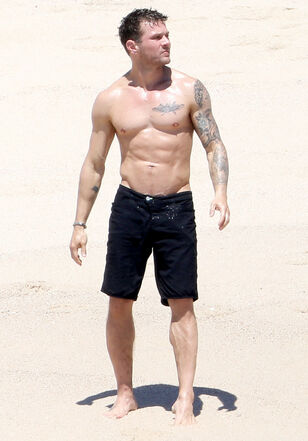 Ryan Phillippe Shows Off 6 fill While Going Shirtless in